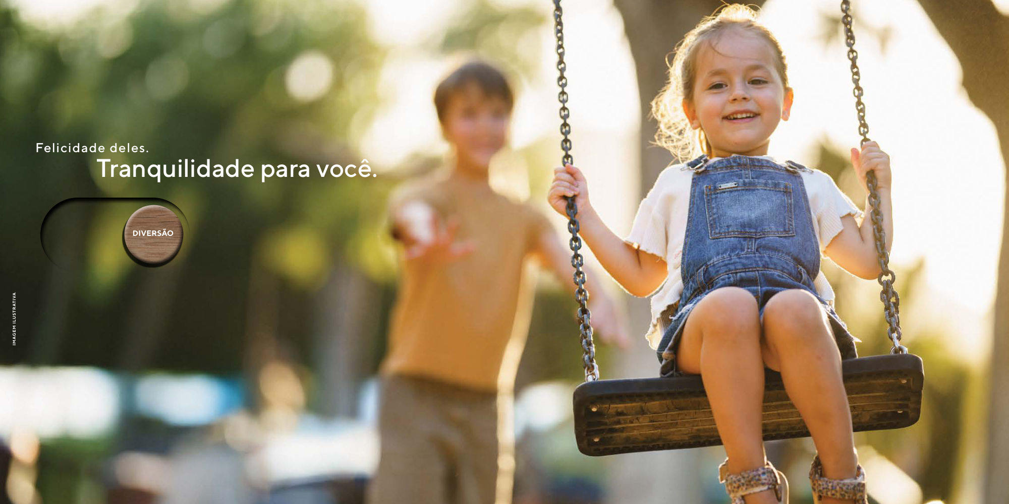 Crianças brincando no balanço