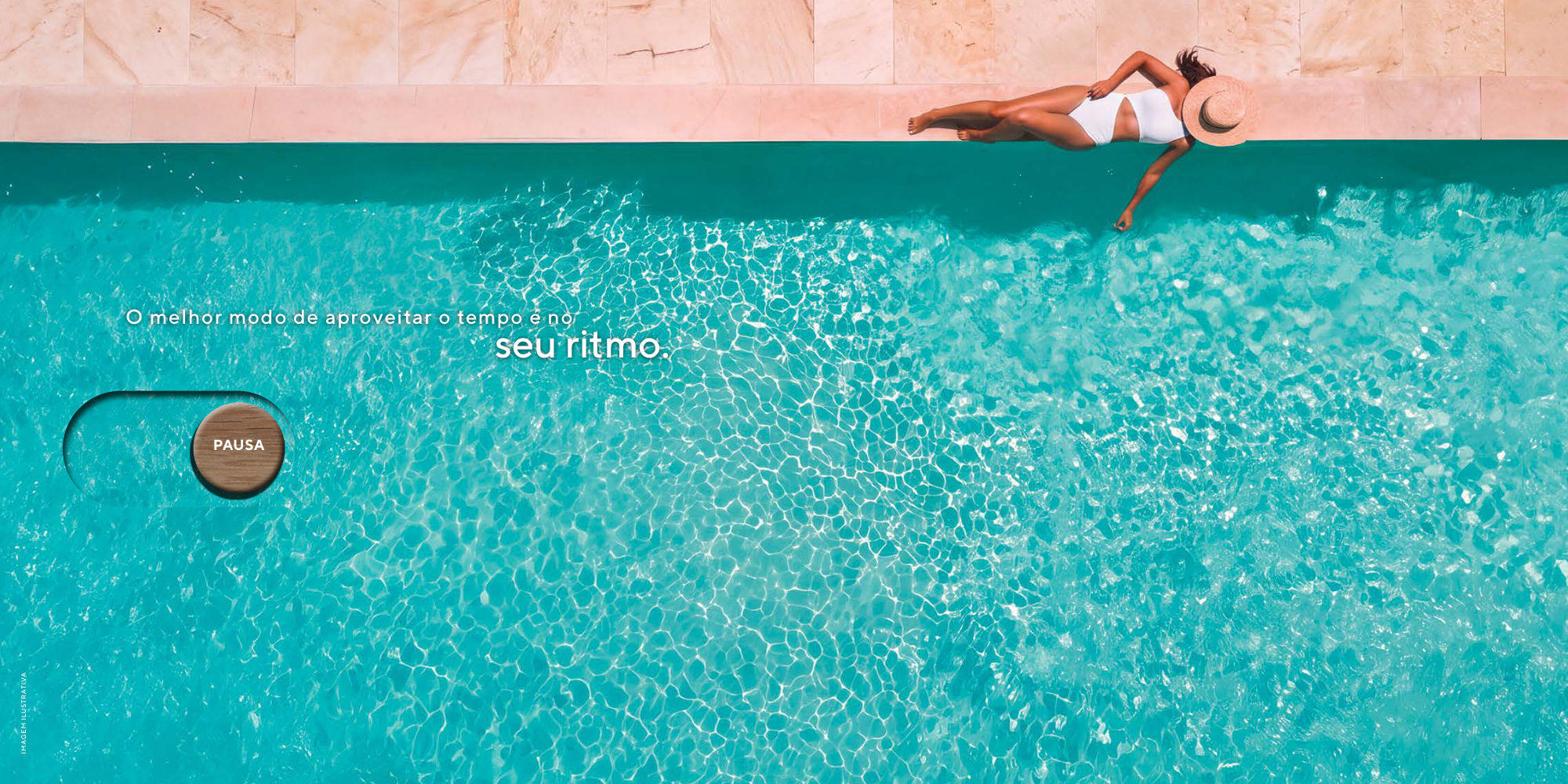 Mulher tomando sol na borda da piscina
